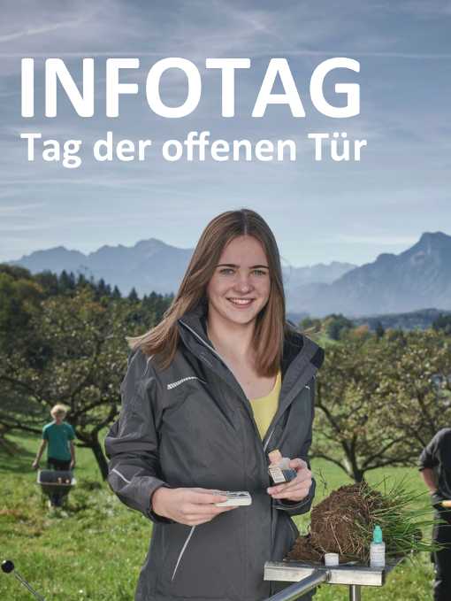 Schülerin vor Schule