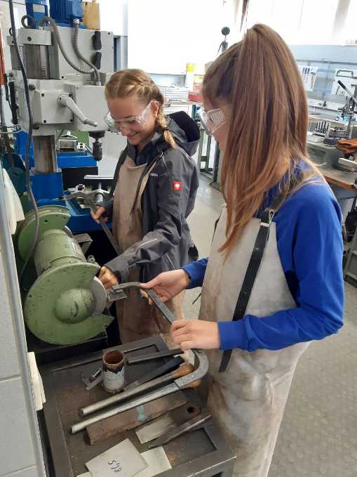 Mädchen in Werkstatt
