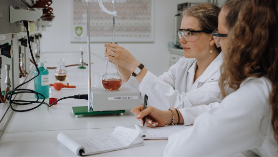 Schülerinnen im Labor