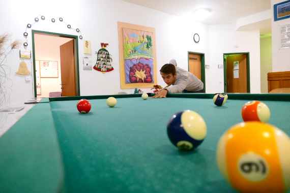 Schüler beim Billard spielen