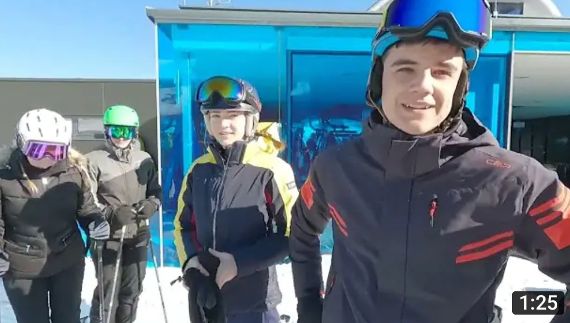 Foto von Schülern beim Skifahren