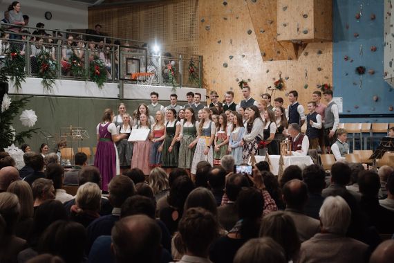 Chor mit Chorleiterin