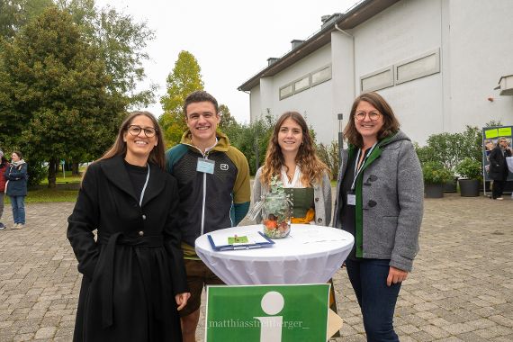 Fotos mit mehreren Schülerinnen und Kolleginnen