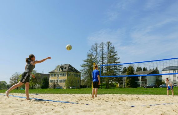 Volleyball vor Internat